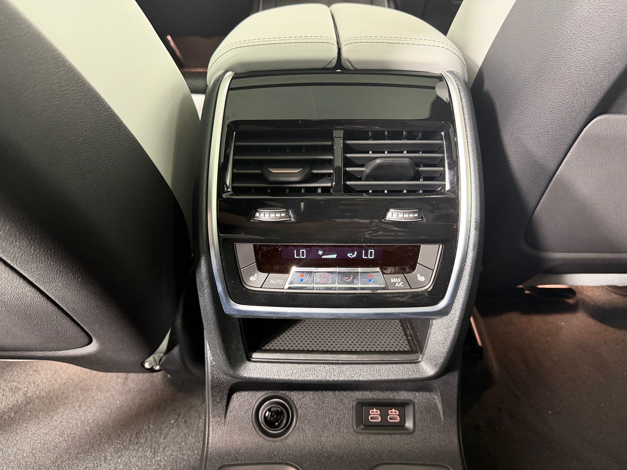Used 2027 BMW X7 xDrive40i AWD/4WD image 30