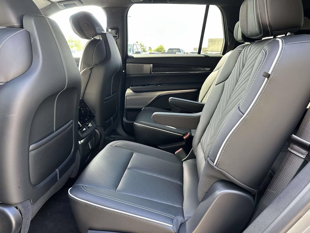 Certified 2026 Cadillac Vistiq Platinum w/ LPO, Floor Liner Package AWD/4WD image 10