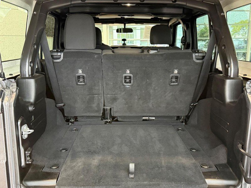 Used 2018 Jeep Wrangler Unlimited Sahara w/ Cold Weather Group AWD/4WD image 8
