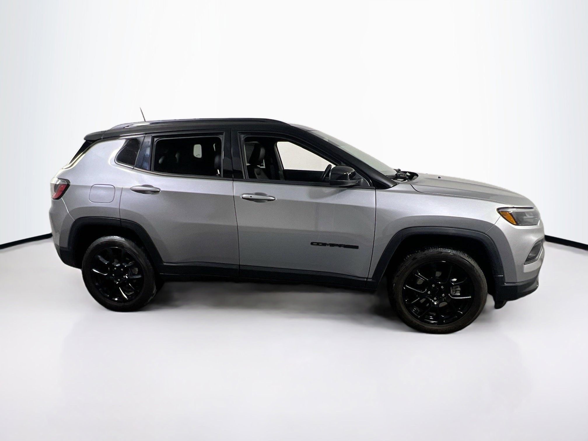 Used 2022 Jeep Compass Altitude w/ Sun and Sound Group image 4