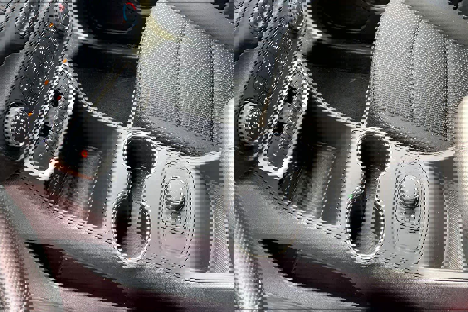 Used 2024 GMC Terrain SLE w/ Elevation Edition image 17