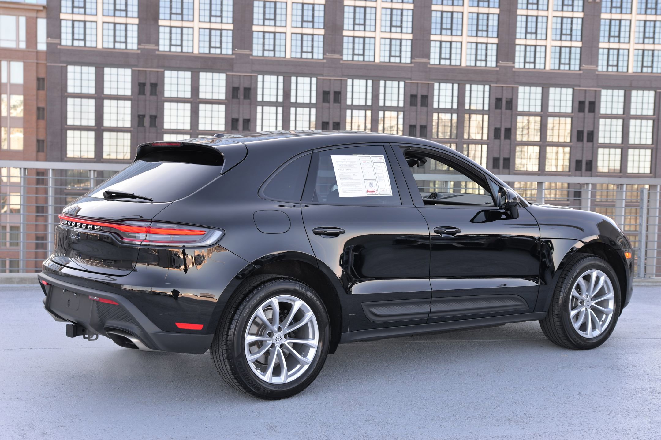 Certified 2025 Porsche Macan image 9