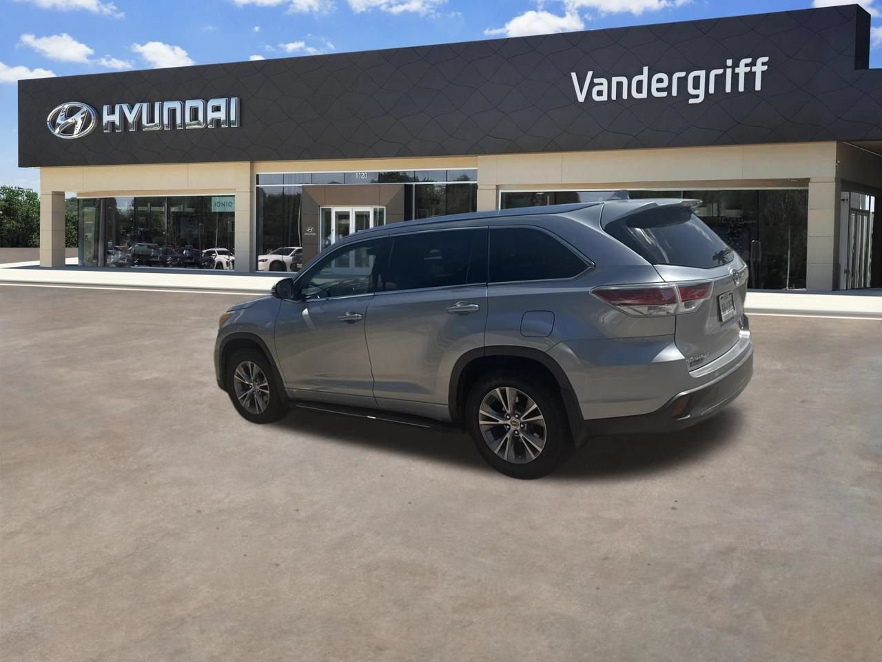 Used 2015 Toyota Highlander XLE FWD image 3