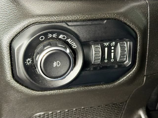 Used 2018 Jeep Wrangler Unlimited Sahara w/ Dual Top Group AWD/4WD image 10