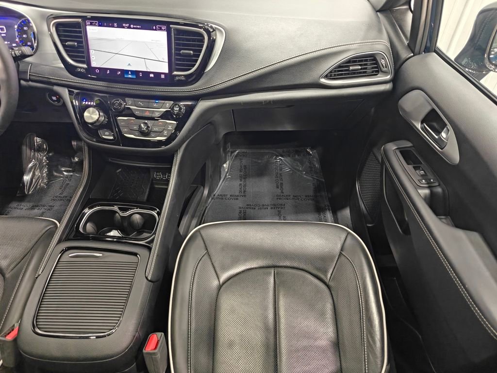 Used 2025 Chrysler Pacifica Limited image 29