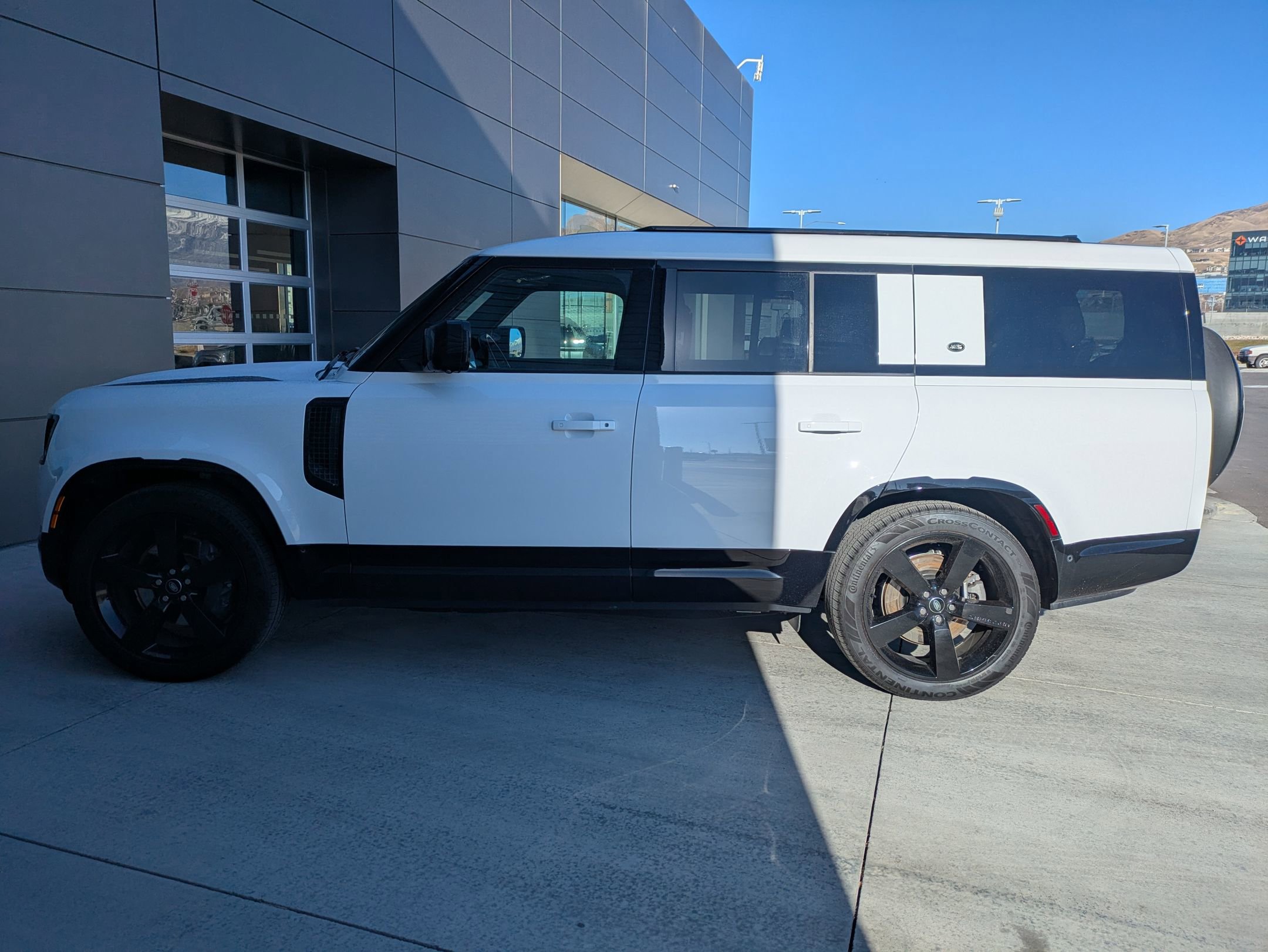 Used 2024 Land Rover Defender 130 X-Dynamic SE image 9