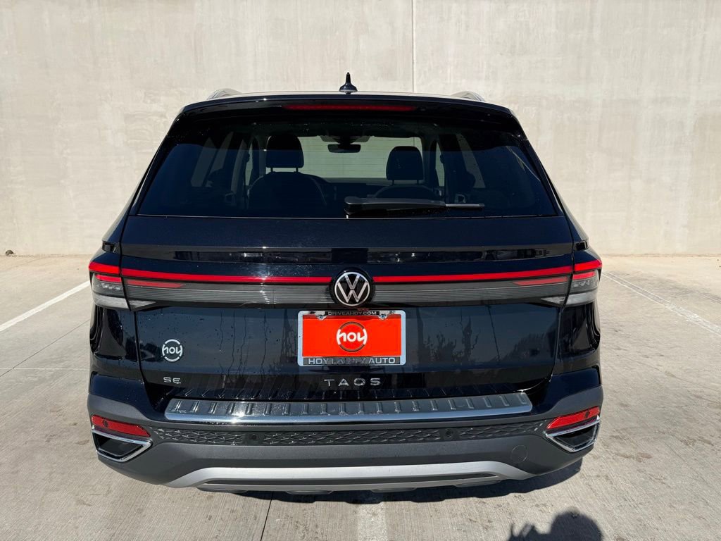 Certified 2025 Volkswagen Taos SE image 4