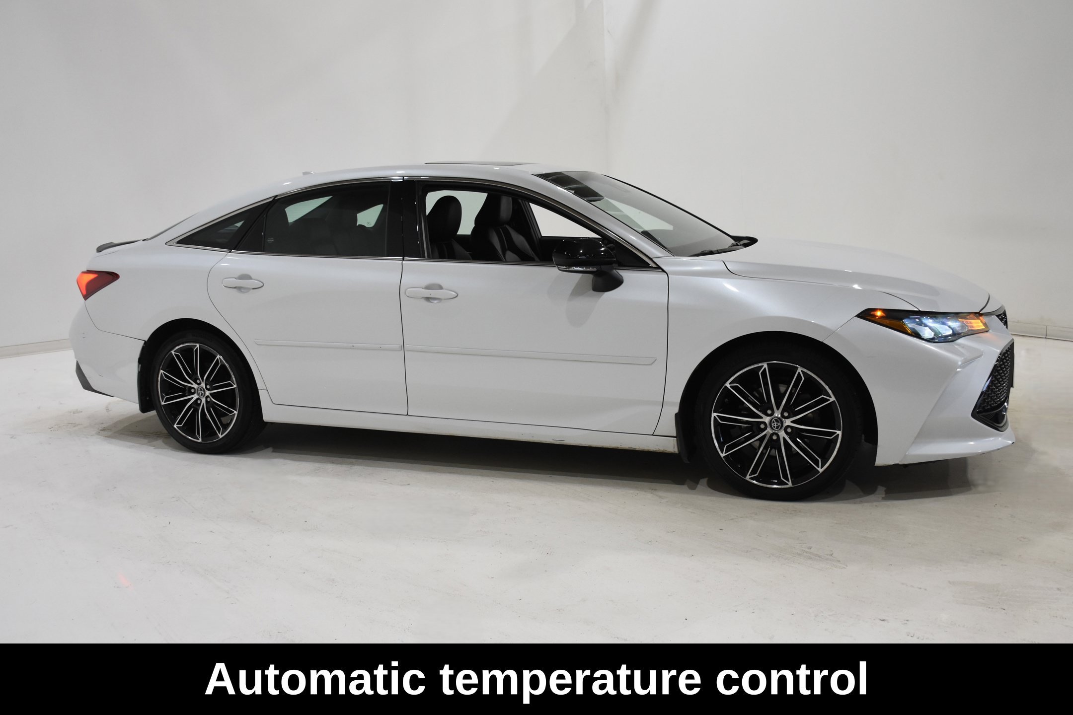 Used 2019 Toyota Avalon XSE w/ All Weather Liner Package FWD image 4