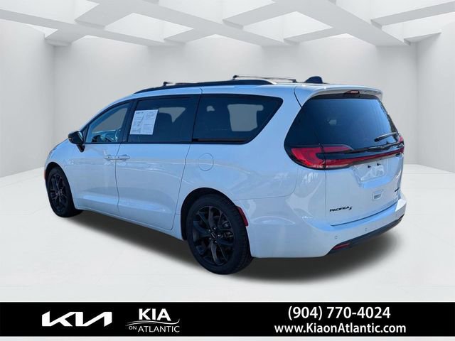 Used 2025 Chrysler Pacifica Limited image 5