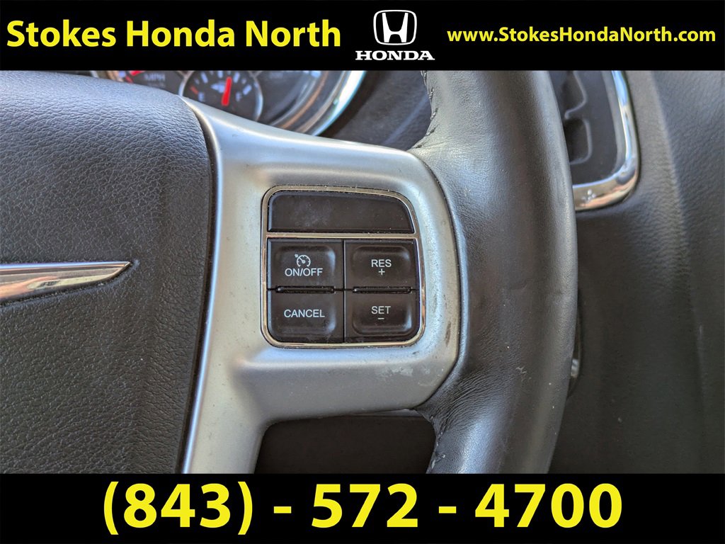 Used 2014 Chrysler Town & Country Touring-L image 26