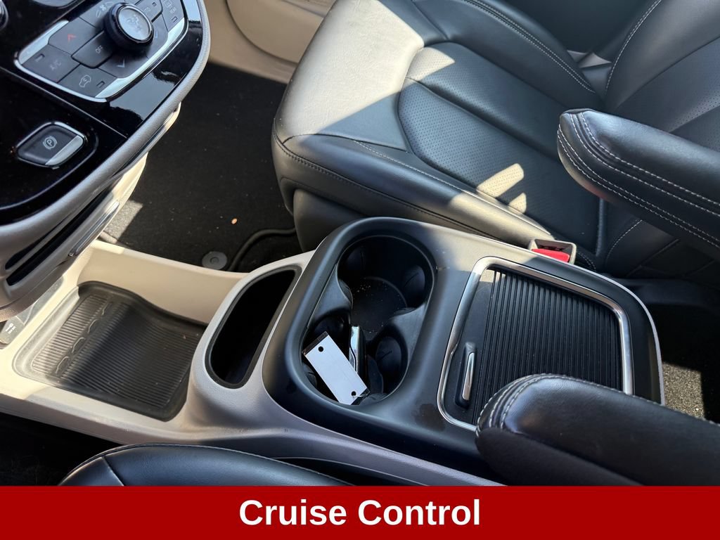 Used 2023 Chrysler Pacifica Touring-L FWD image 18