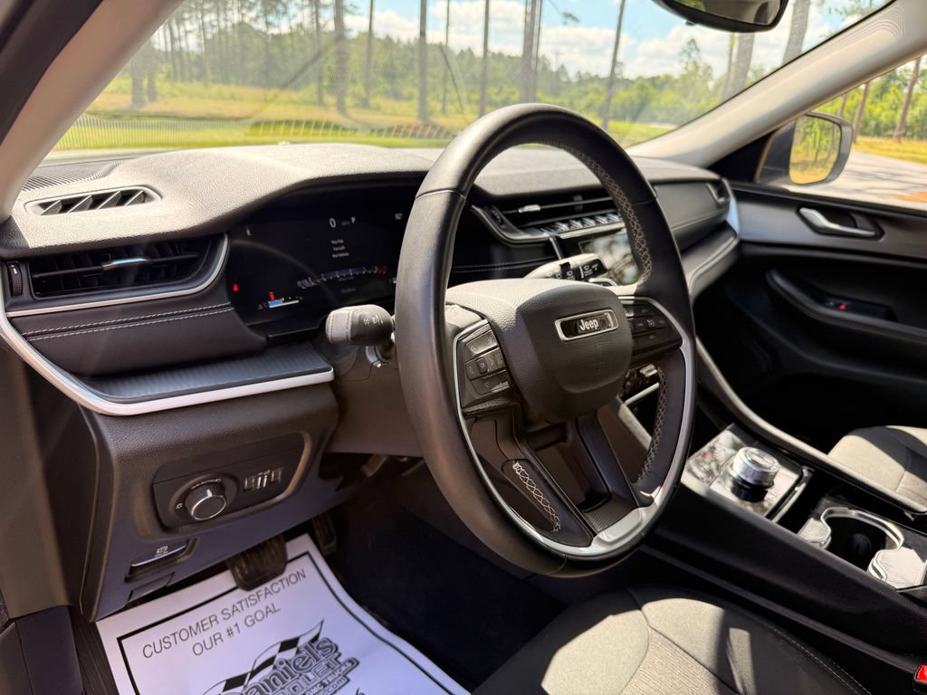 Used 2023 Jeep Grand Cherokee L Laredo AWD/4WD image 13