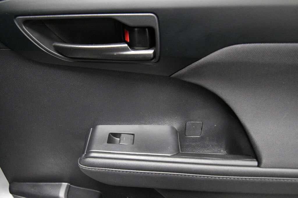 Used 2023 Toyota Highlander L FWD image 26