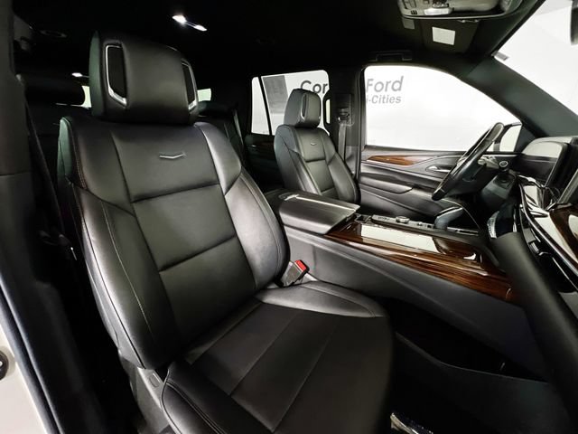 Used 2022 Cadillac Escalade Luxury w/ LPO, Floor Liner Package AWD/4WD image 18