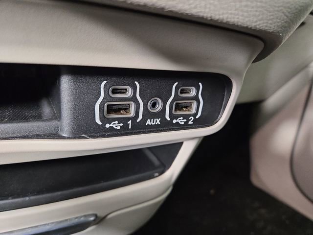 Used 2023 Chrysler Pacifica Touring-L image 26