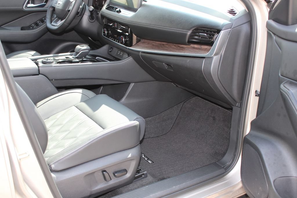 Used 2025 Nissan Rogue Platinum AWD/4WD image 6