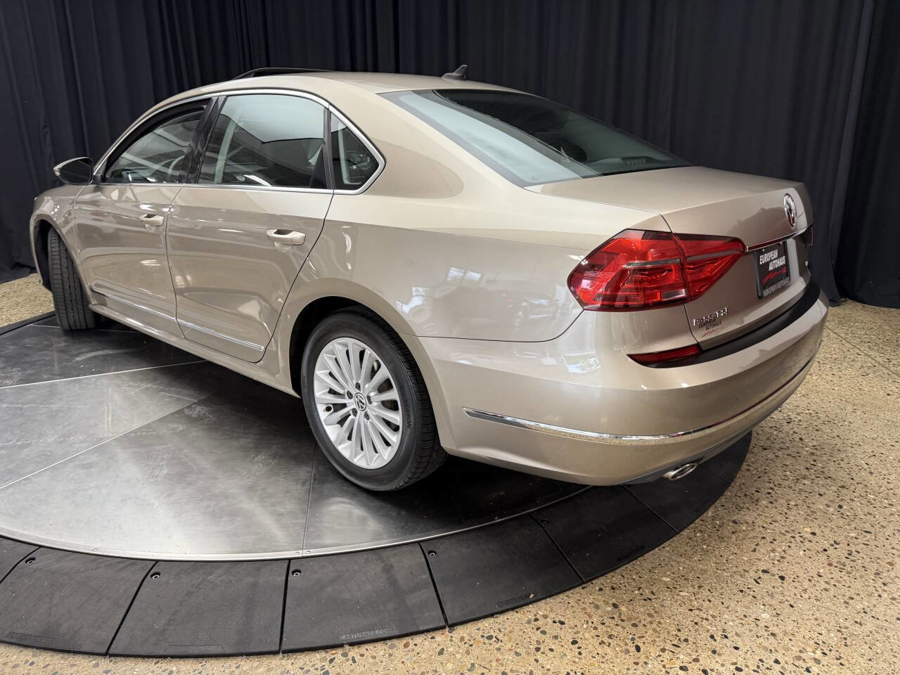 Used 2016 Volkswagen Passat 1.8T SE w/ Lighting Package (P06) FWD image 5