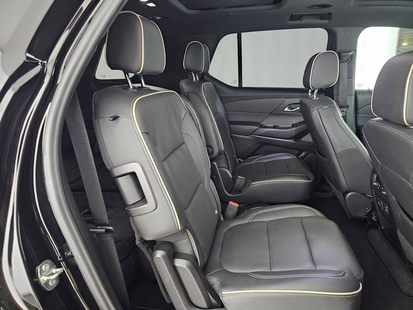 Used 2023 Chevrolet Traverse Premier image 12