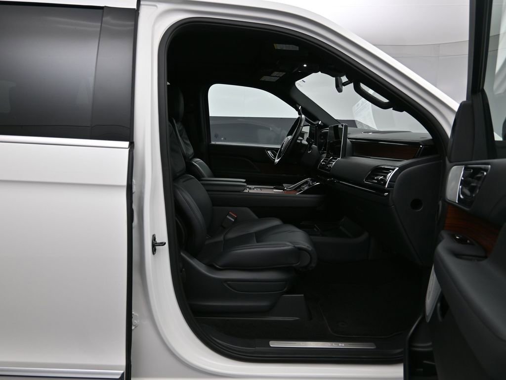 Used 2024 Lincoln Navigator Reserve image 29