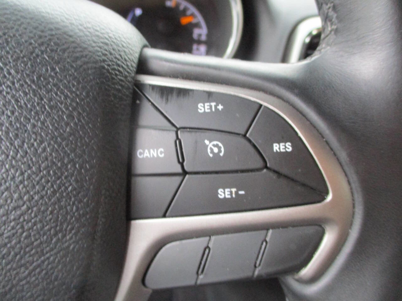 Used 2019 Jeep Grand Cherokee Laredo AWD/4WD image 13