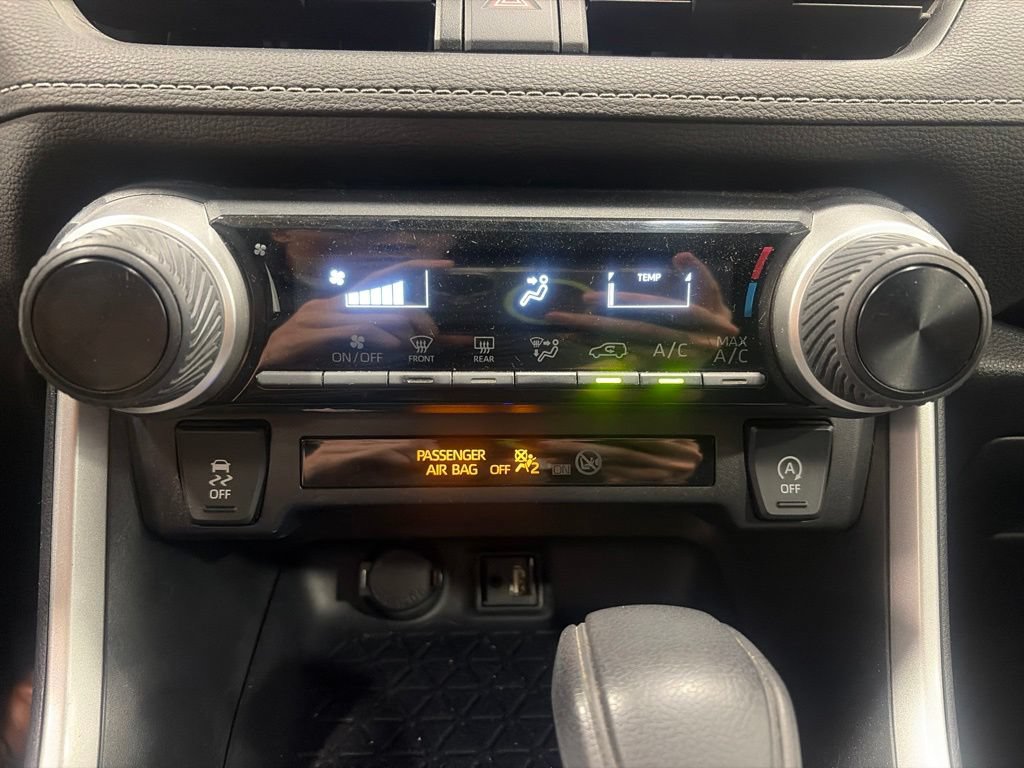 Used 2019 Toyota RAV4 LE AWD/4WD image 14