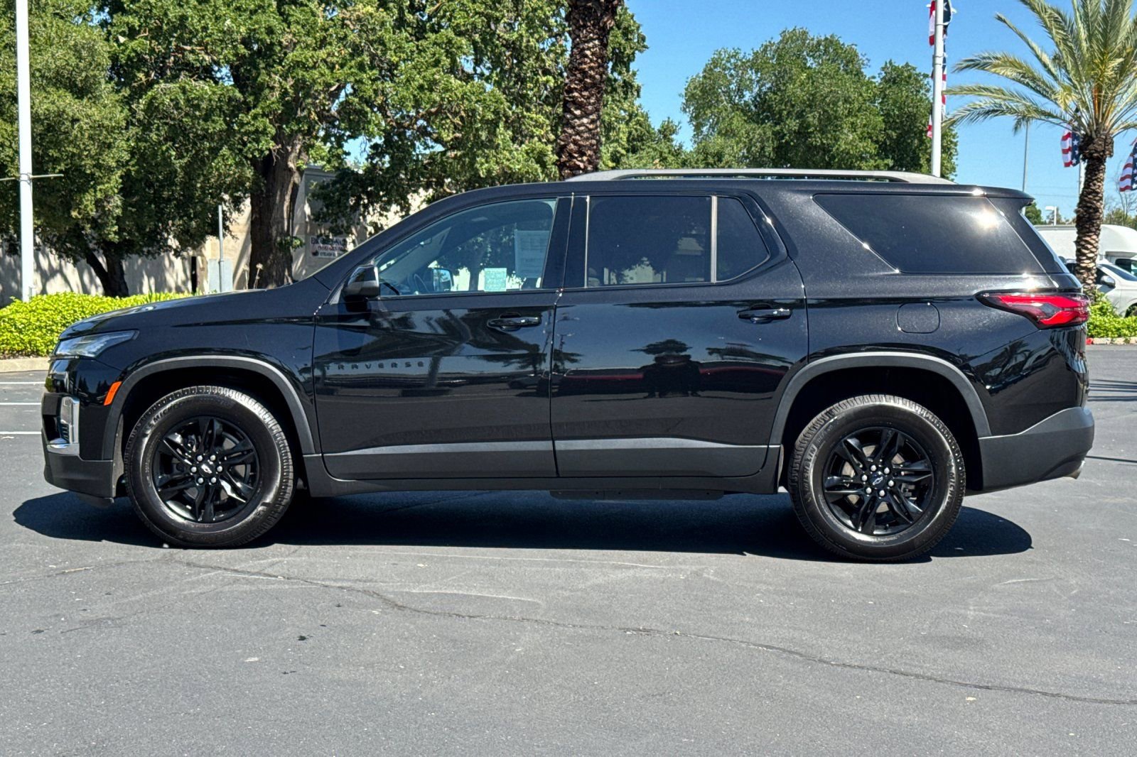 Used 2022 Chevrolet Traverse LS w/ Midnight/Sport Edition image 6