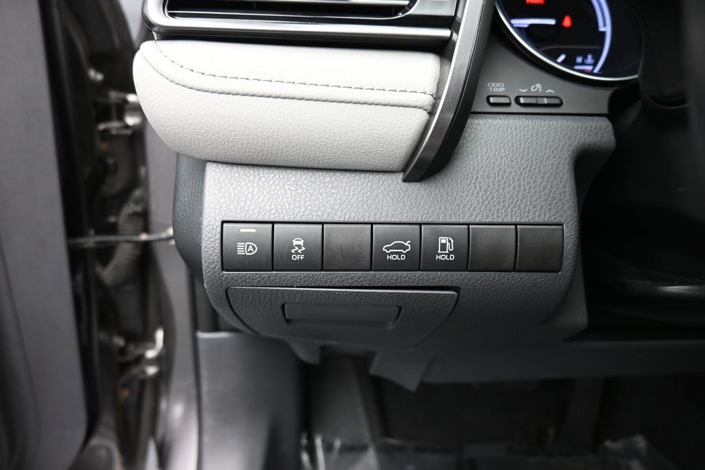 Used 2020 Toyota Camry SE FWD image 32