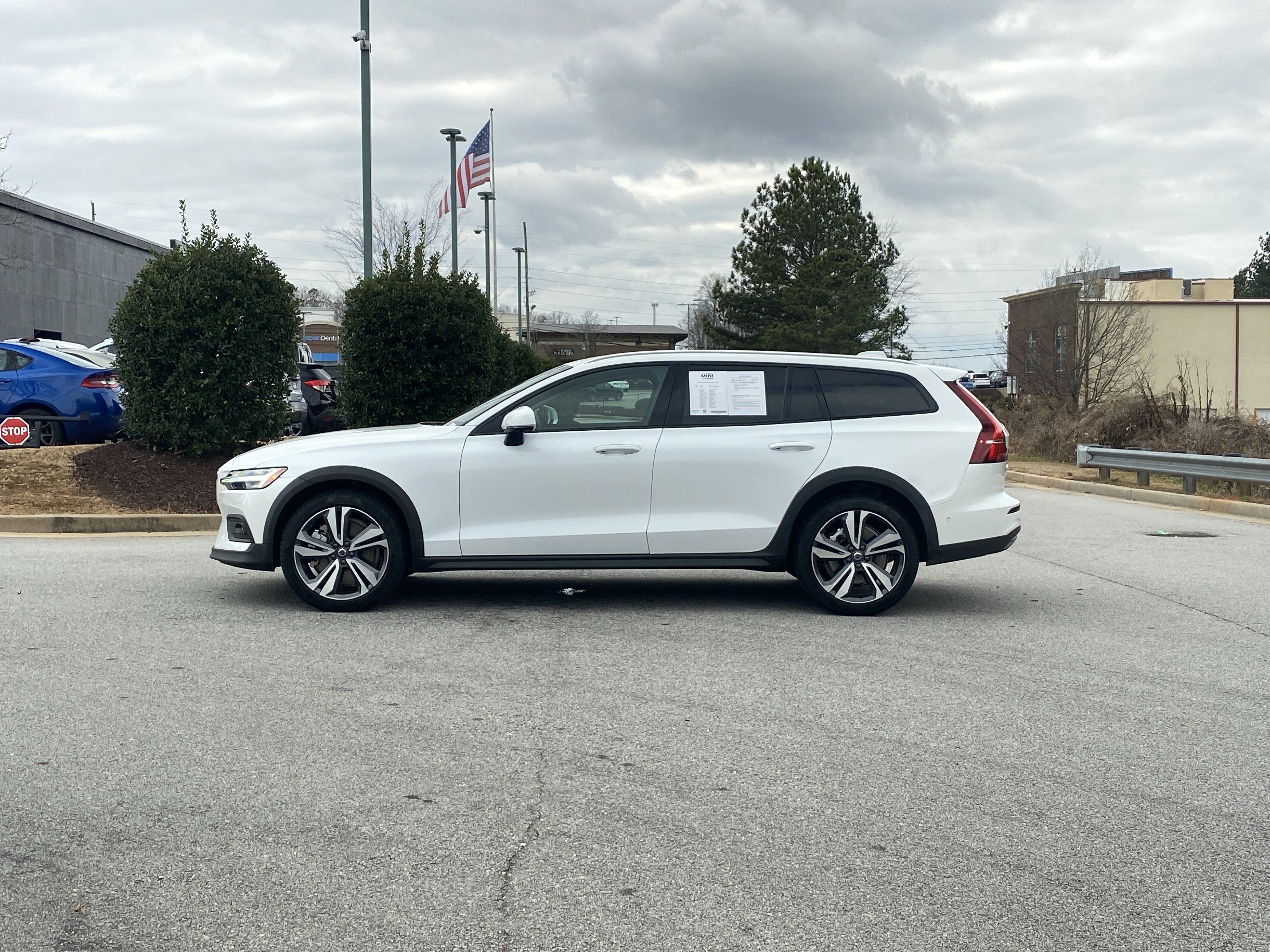 Used 2025 Volvo V60 B5 Cross Country Plus image 16