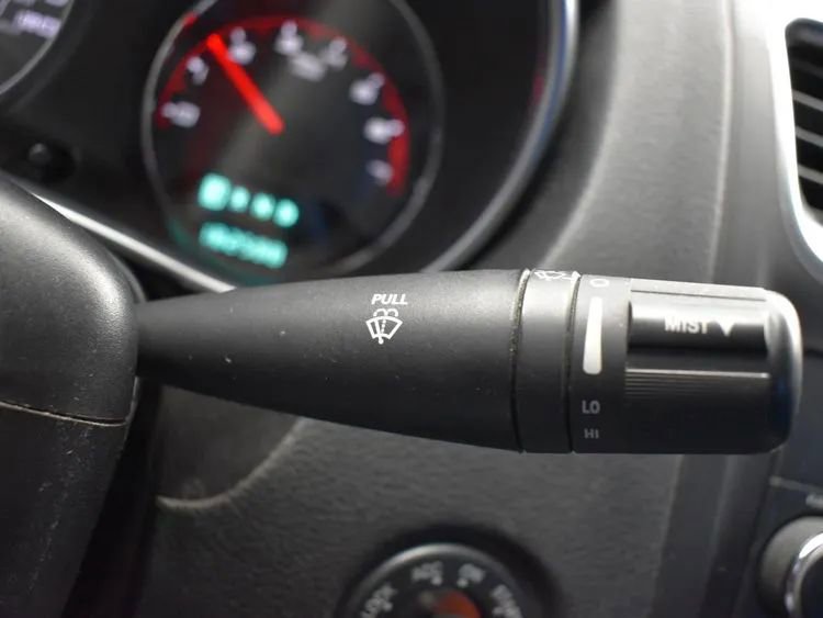 Used 2013 Dodge Avenger SXT image 25