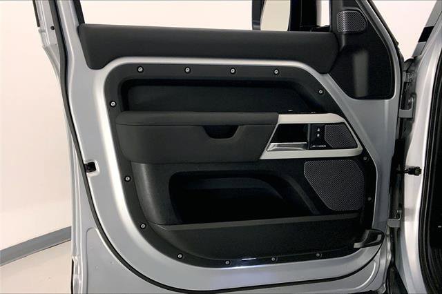 Used 2020 Land Rover Defender 110 SE image 24