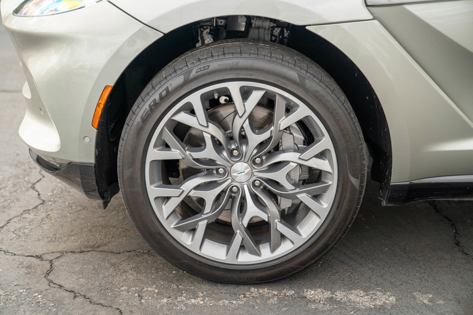 Used 2021 Aston Martin DBX image 4