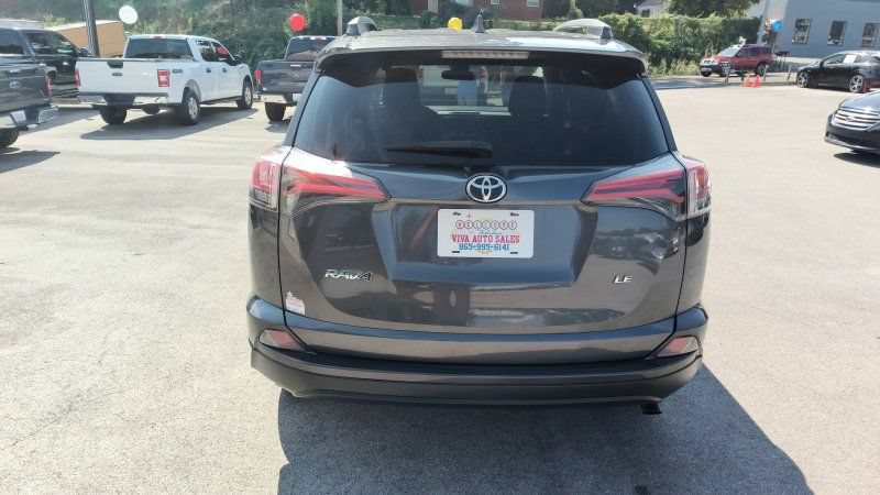 Used 2018 Toyota RAV4 LE FWD image 4