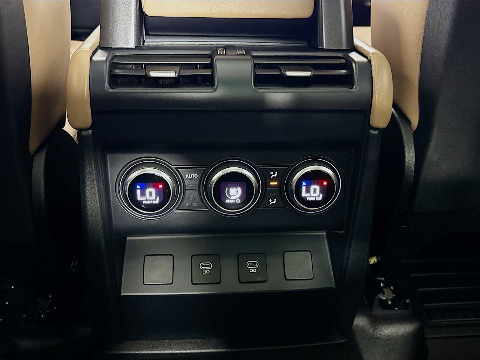 Used 2025 Land Rover Defender 130 X-Dynamic SE image 24