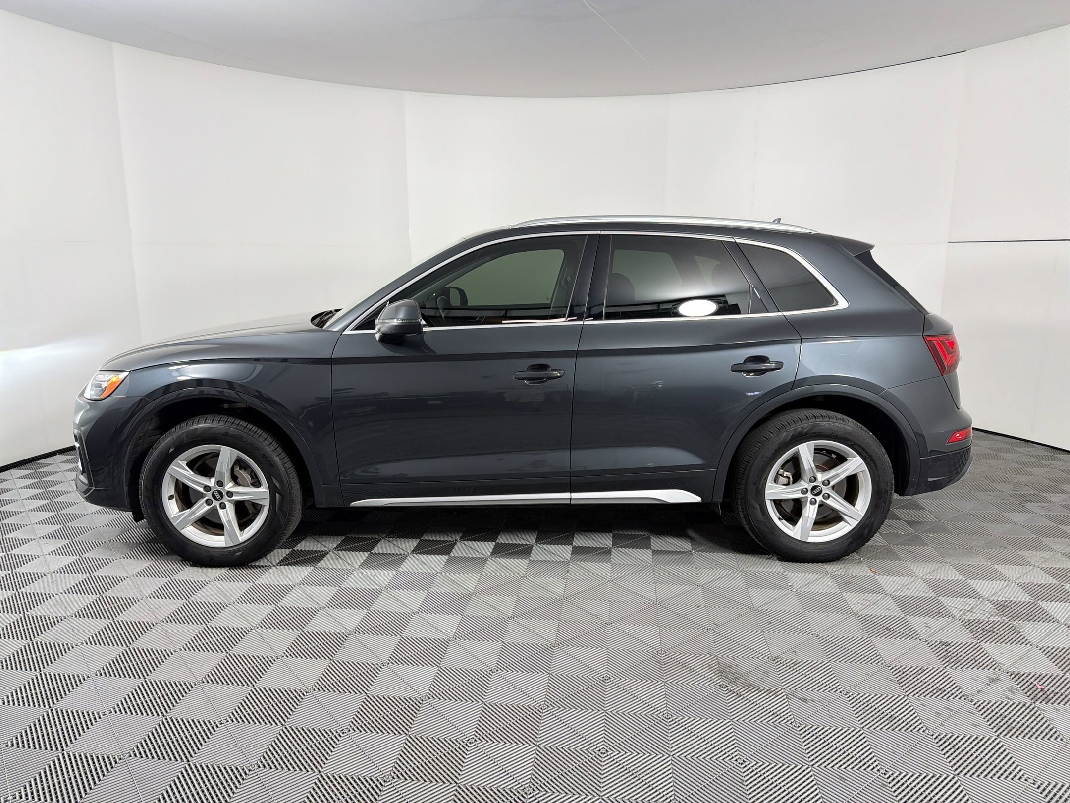 Used 2021 Audi Q5 2.0T Premium w/ Convenience Package AWD/4WD image 2