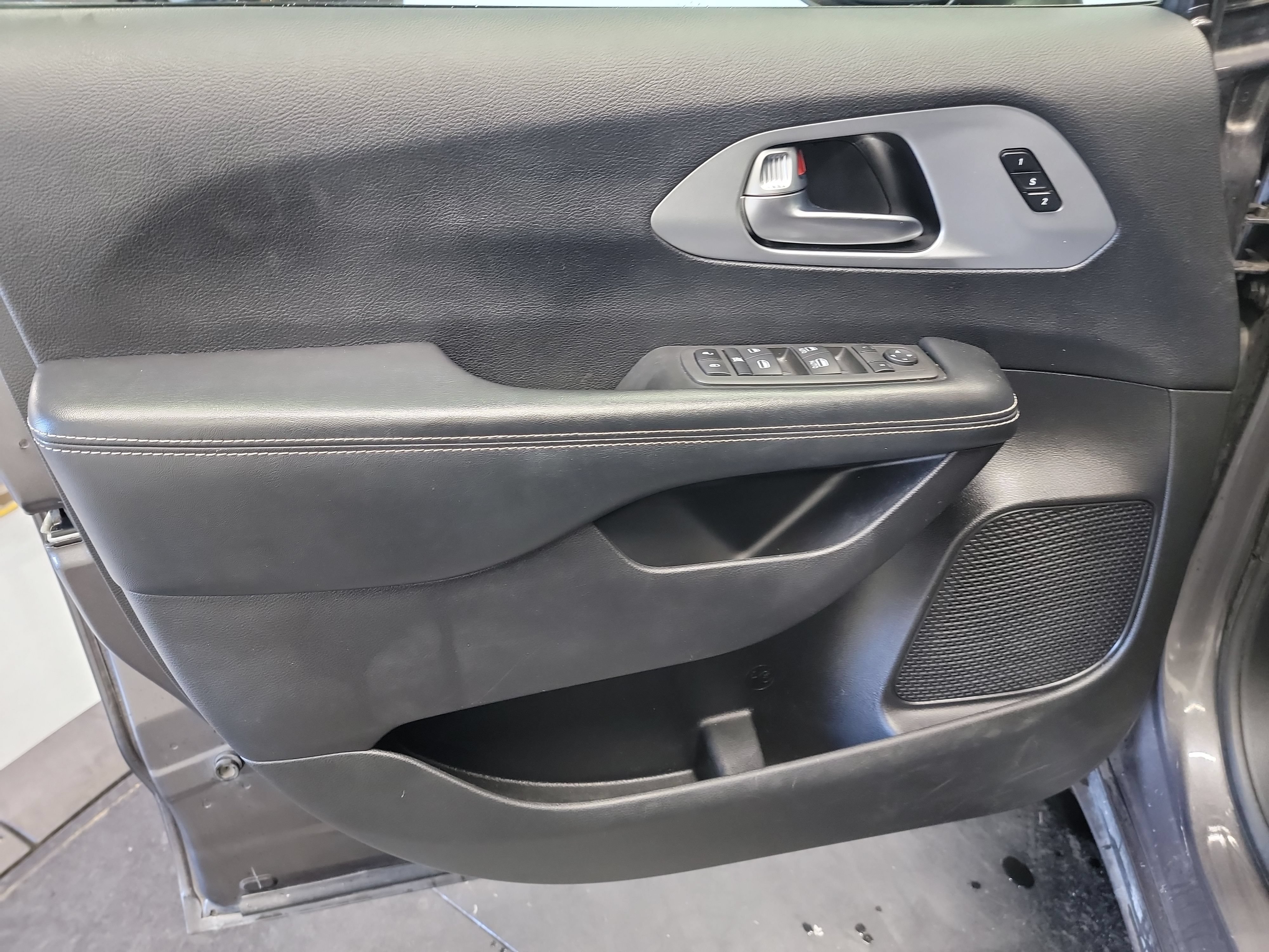Used 2021 Chrysler Pacifica Touring-L w/ S Appearance Package FWD image 13