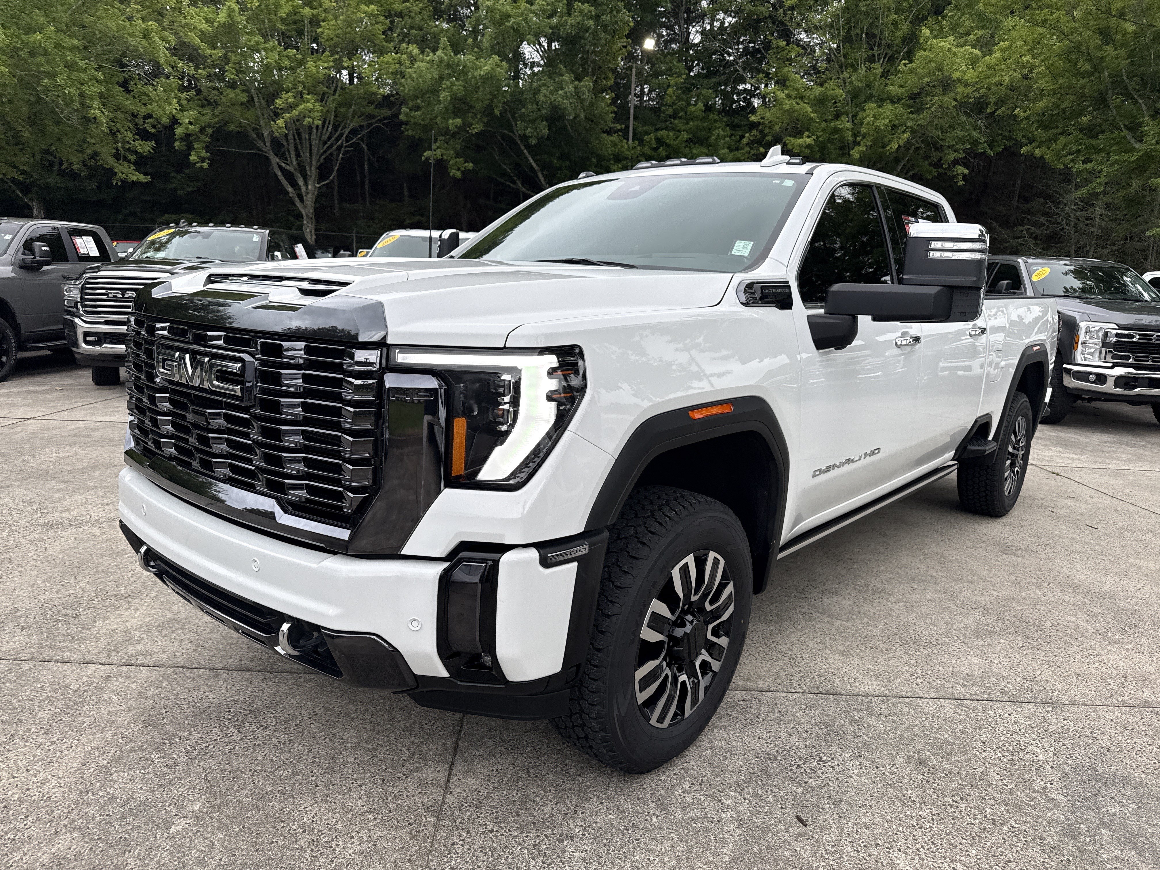 Used 2024 GMC Sierra 2500 Denali Ultimate AWD/4WD image 3