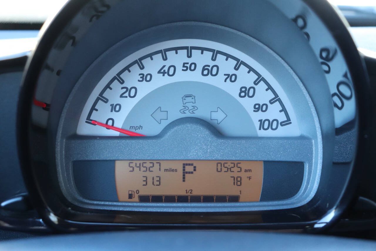 Used 2013 smart fortwo pure RWD image 18
