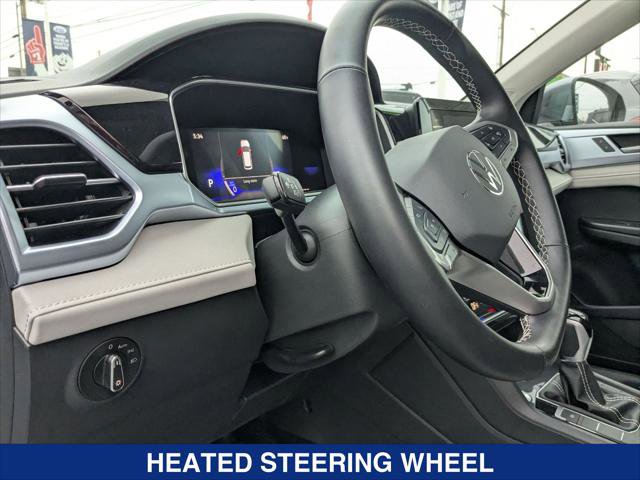 Used 2025 Volkswagen Taos SE w/ Panoramic Sunroof Package FWD image 12