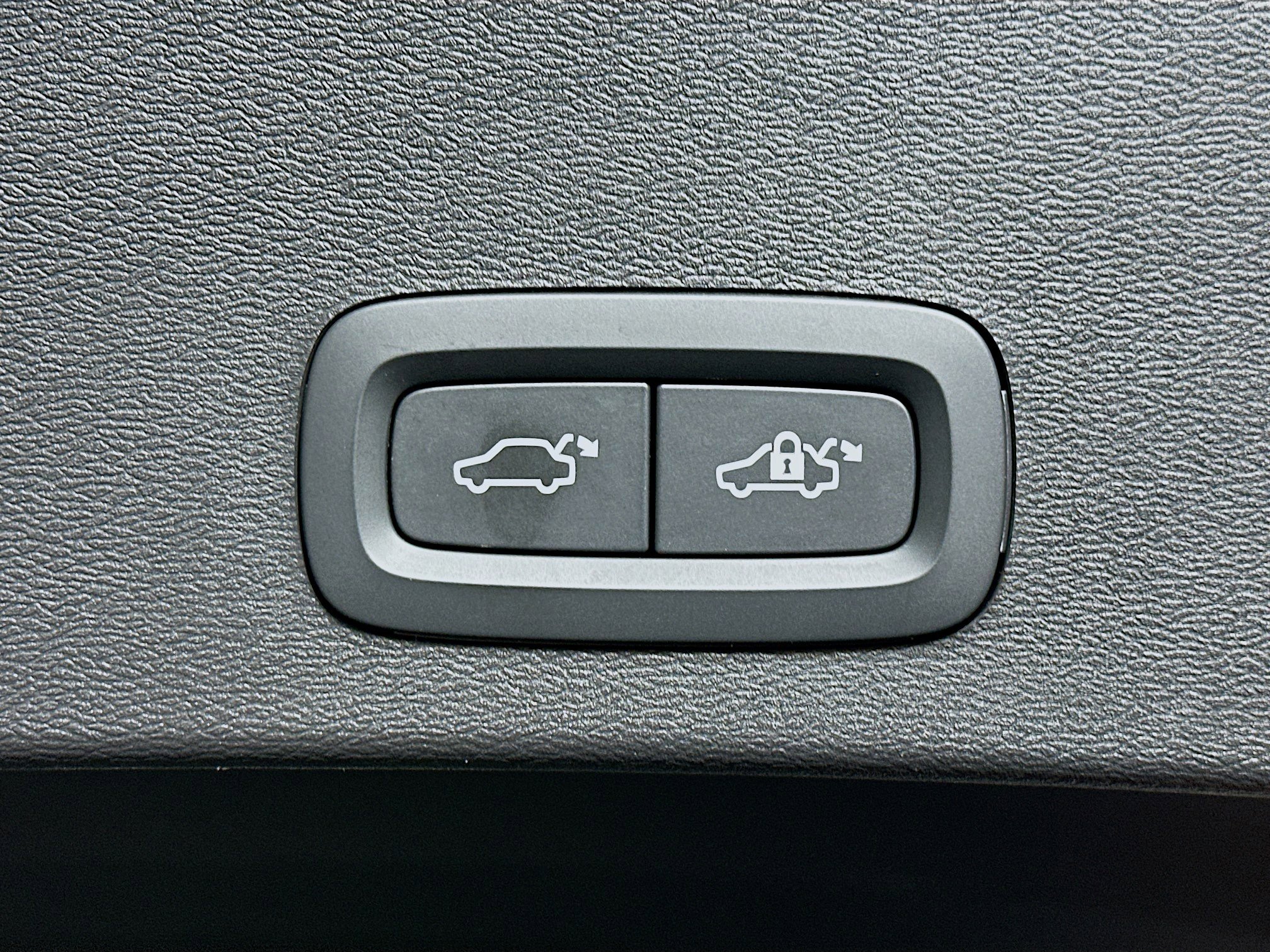 Used 2025 Volvo XC40 B5 Plus image 31