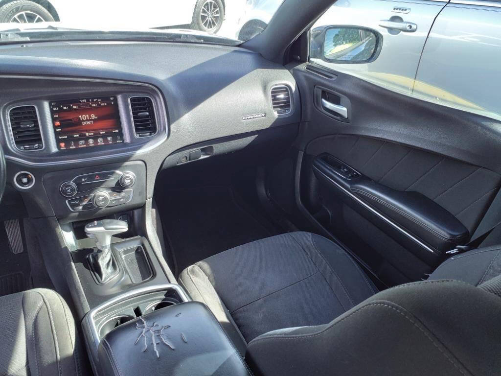 Used 2016 Dodge Charger SXT RWD image 9