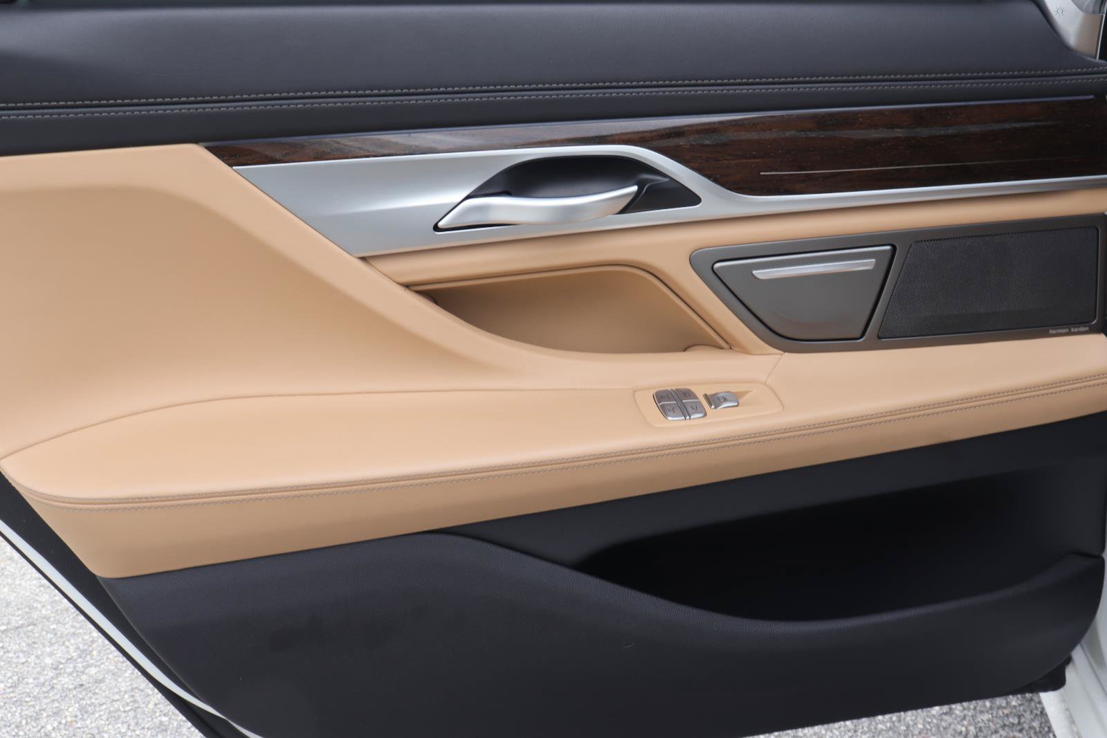Used 2022 BMW 740i w/ Premium Package RWD image 19