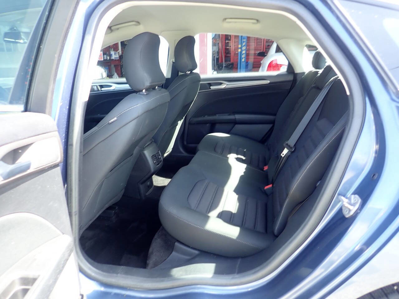 Used 2018 Ford Fusion SE w/ Fusion SE Technology Package image 15