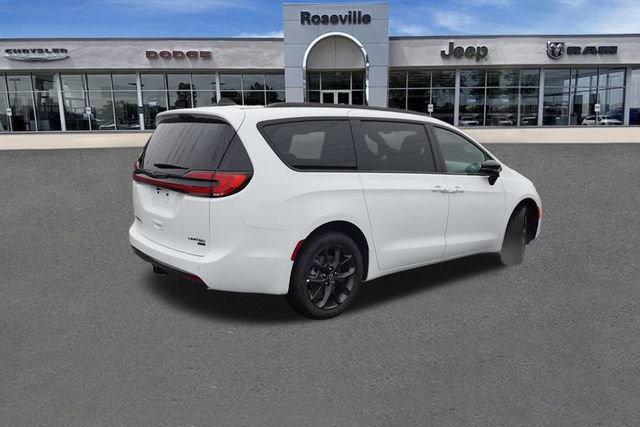 New 2026 Chrysler Pacifica Limited w/ S Appearance Package image 3