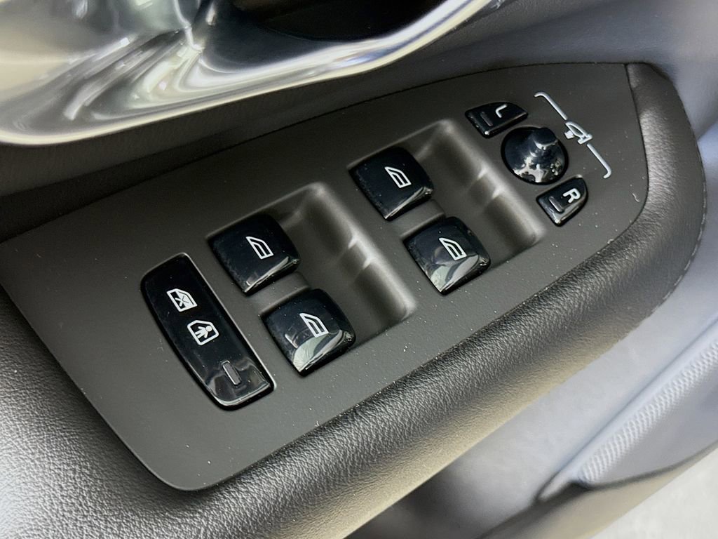 Certified 2025 Volvo XC90 B6 Plus AWD/4WD image 18