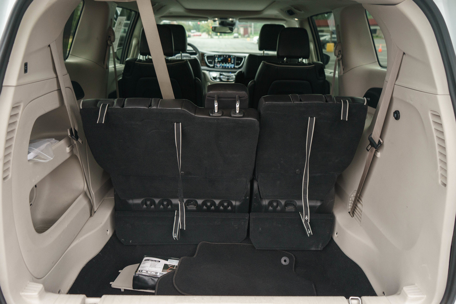 Used 2023 Chrysler Pacifica Limited FWD image 9
