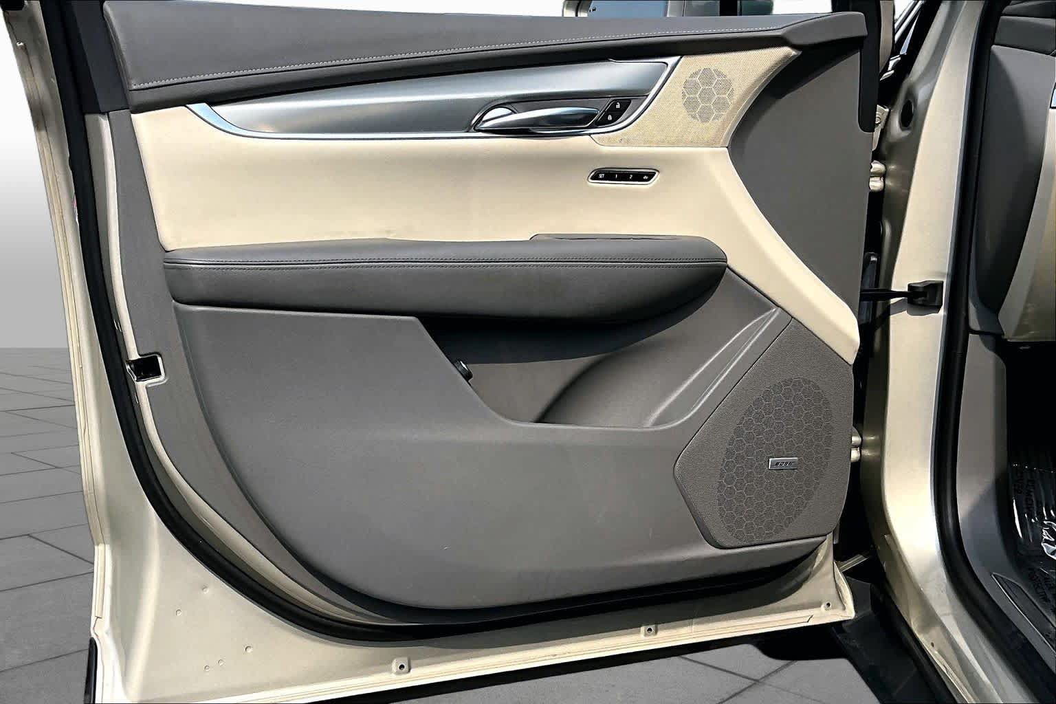 Used 2017 Cadillac XT5 Luxury w/ Driver Awareness Package FWD image 22
