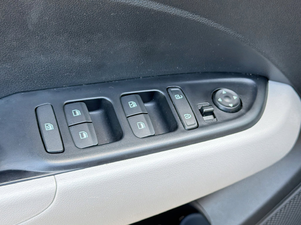 Used 2024 Hyundai Venue SEL FWD image 16
