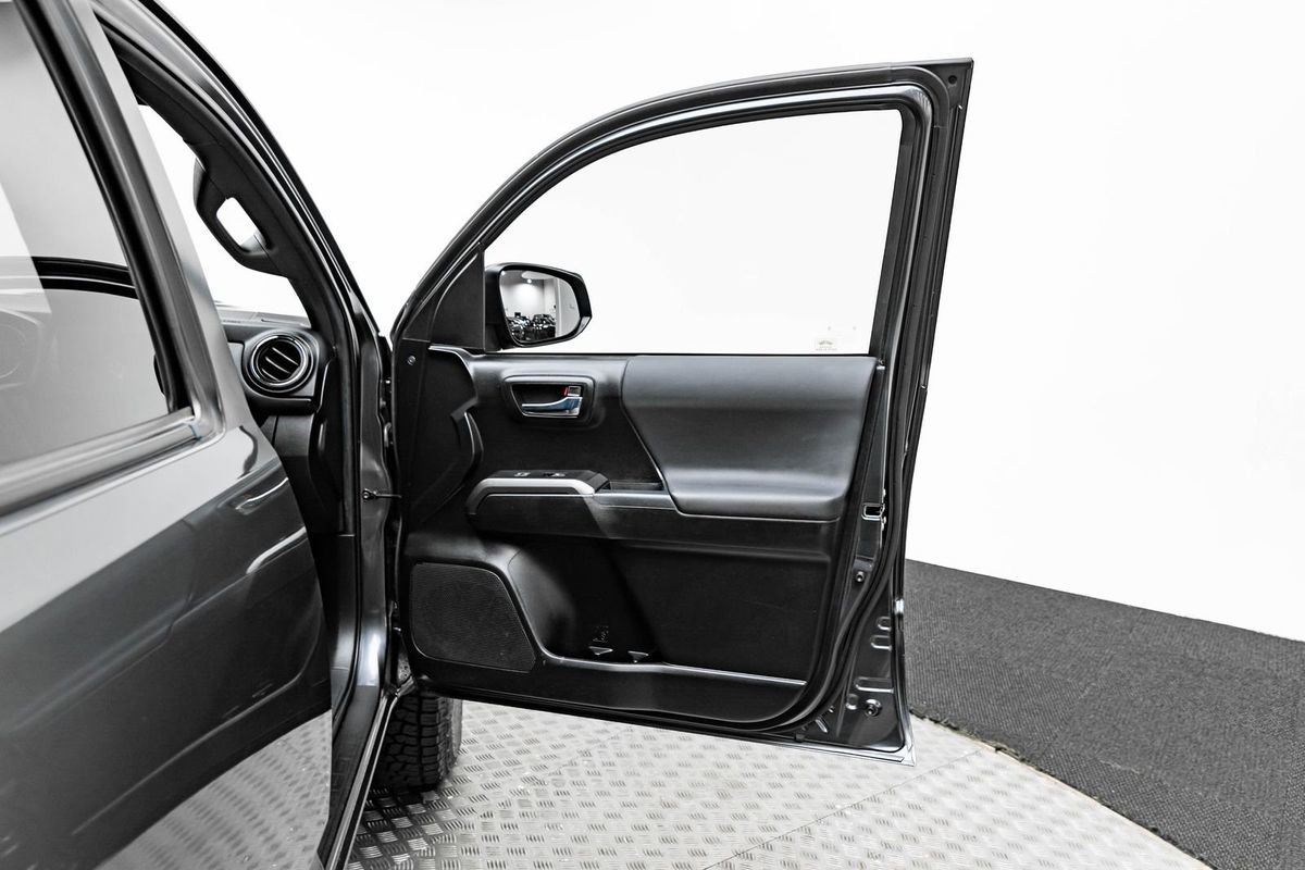 Used 2021 Toyota Tacoma TRD Sport w/ Technology Package image 11