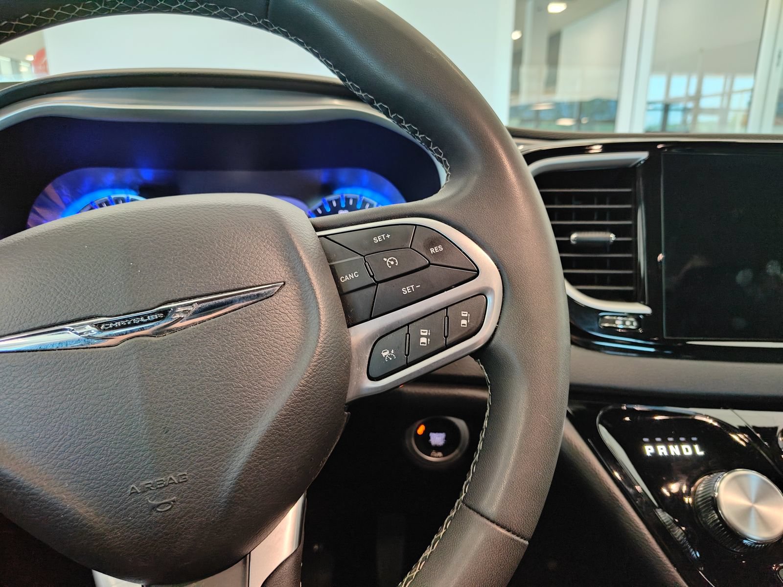 Used 2025 Chrysler Pacifica Select FWD image 10