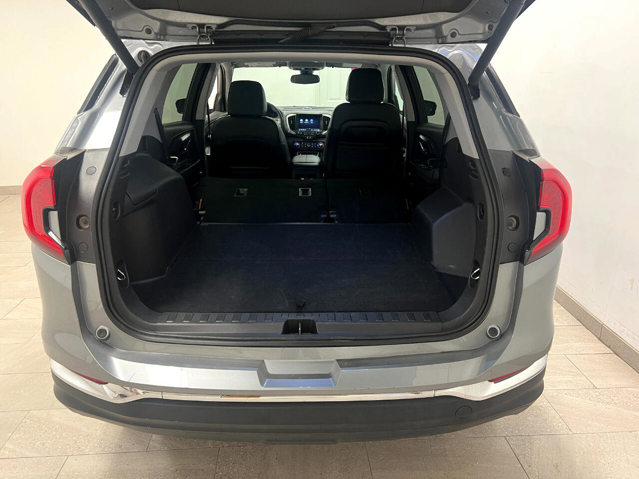 Used 2024 GMC Terrain SLT image 14